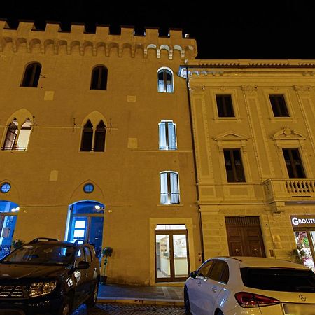 Piazza Del Mercato LʼAquila Екстериор снимка
